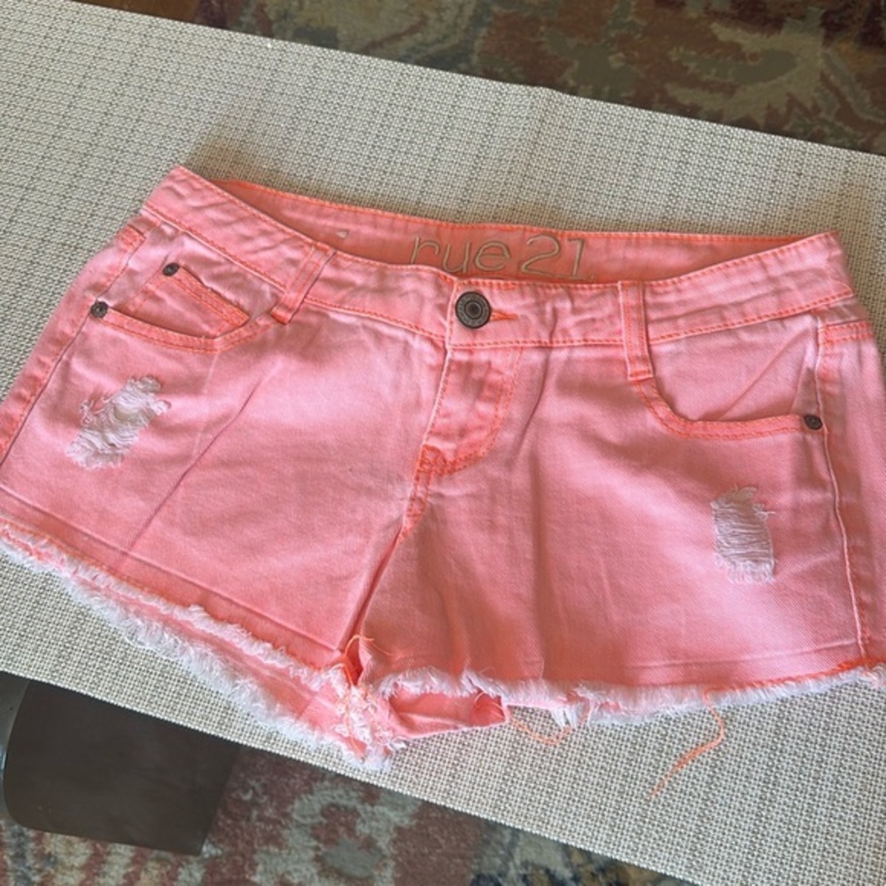 Rue 21 stone washed  Pink Distressed Frayed Hem Denim Shorts, size 3/4